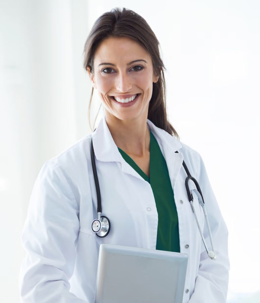 Uśmiechnięta lekarka w kitlu