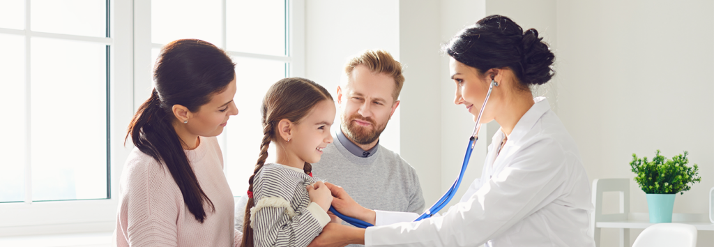 Pielęgniarka badająca dziecko